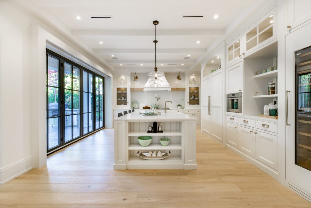 Elegant,modern,farmhouse,interior,kitchen,dining,with,bar,white,marble